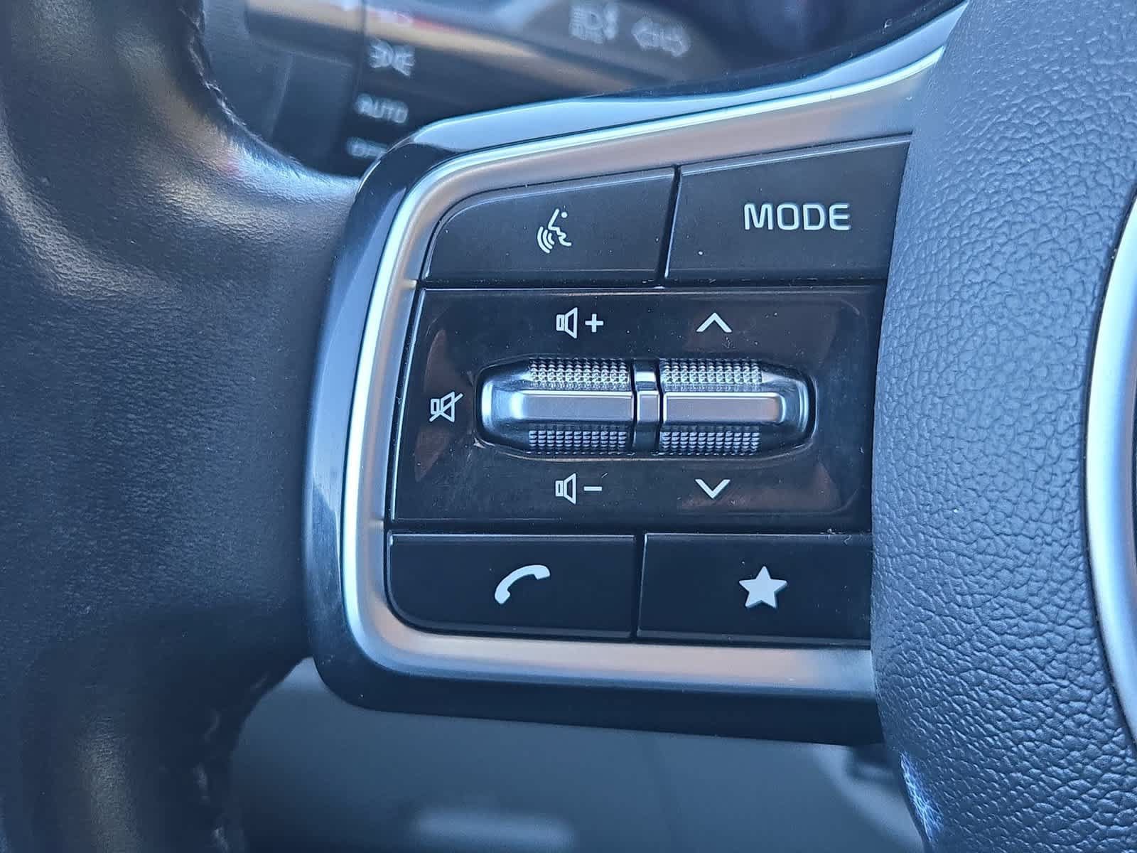 Used 2022 Kia Carnival LX FWD image 23