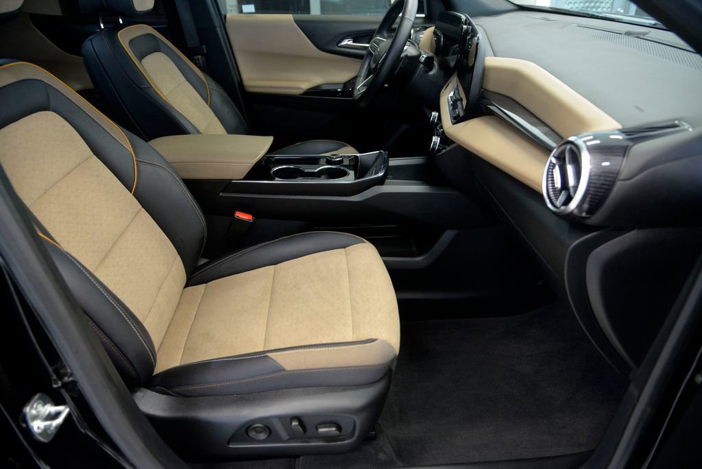 Used 2025 Chevrolet Equinox ACTIV w/ Safety and Technology Package image 29