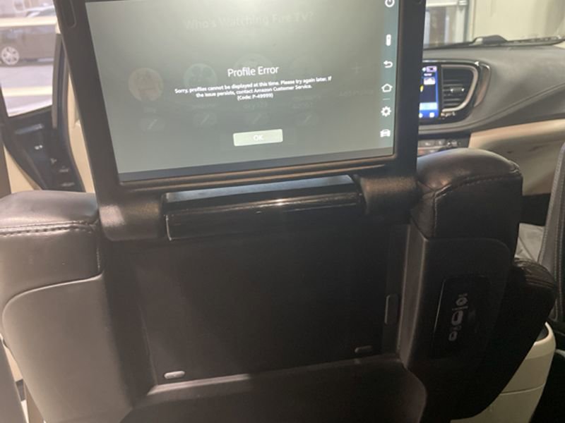 Used 2023 Chrysler Pacifica Touring-L w/ Uconnect Theater Family Group image 17