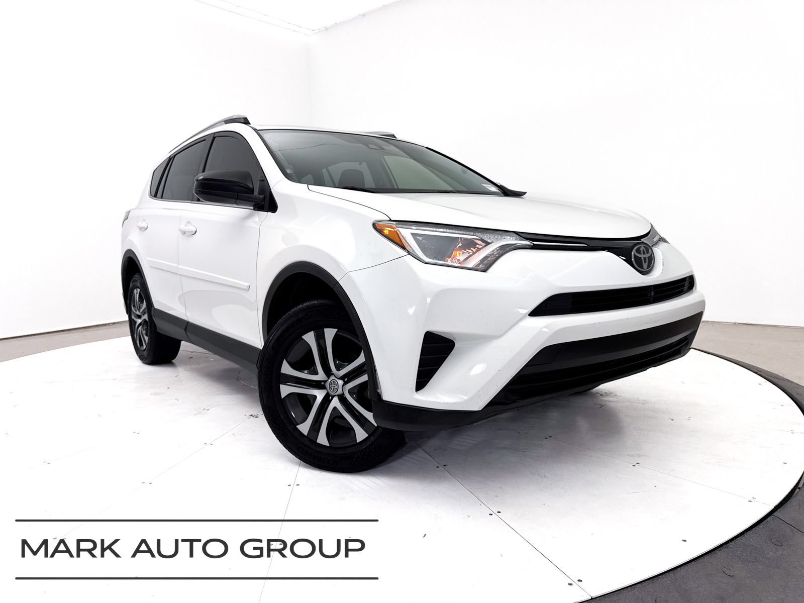 Used 2017 Toyota RAV4 LE FWD video 1