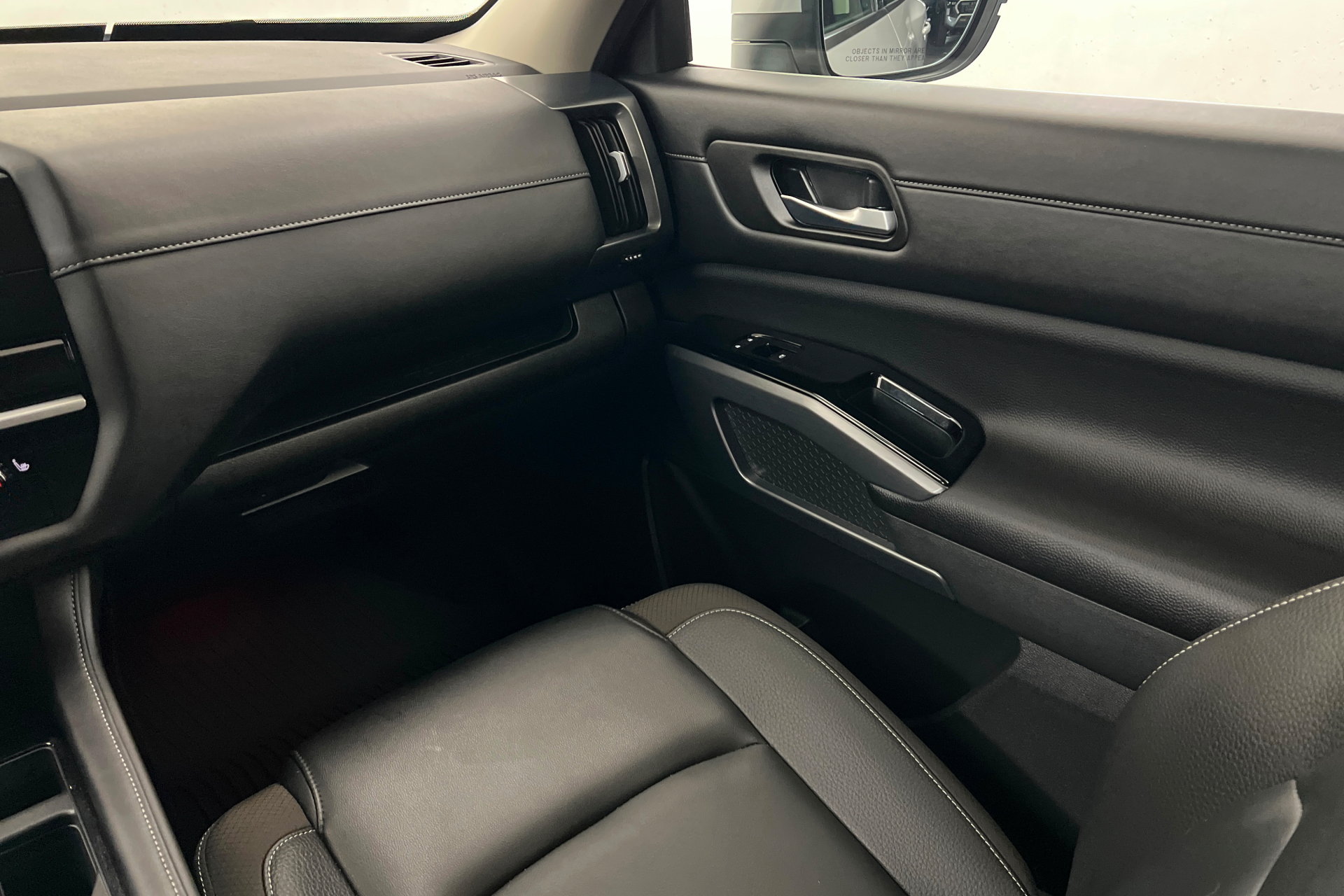 Used 2025 Nissan Pathfinder SL FWD image 11