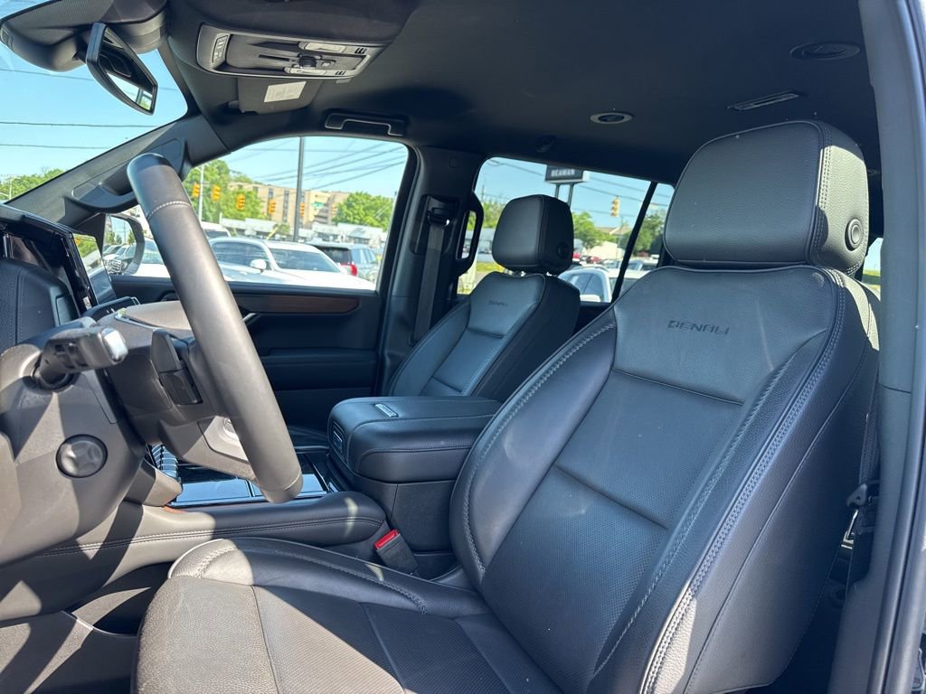 Used 2025 GMC Yukon XL Denali AWD/4WD image 16