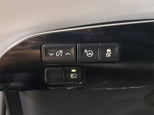 Used 2022 Toyota Prius XLE image 23