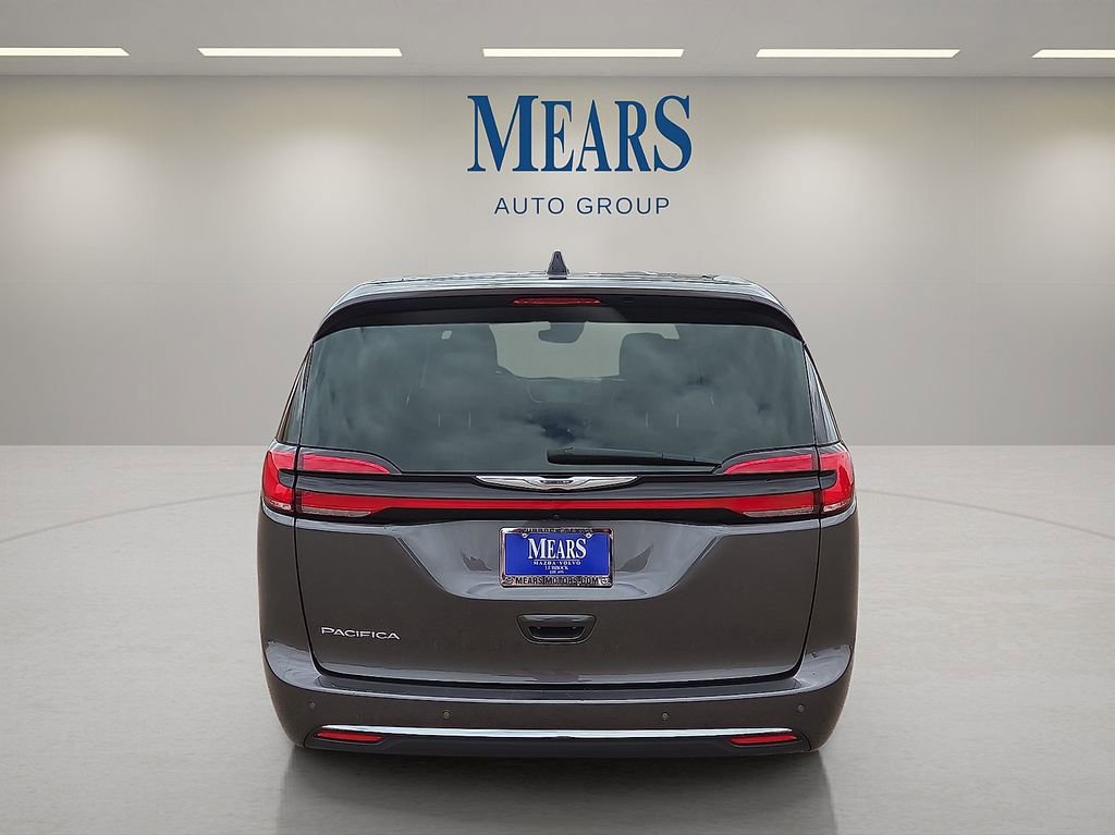 Used 2023 Chrysler Pacifica Touring-L FWD image 4