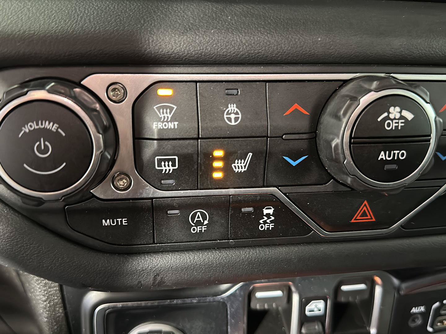 Used 2024 Jeep Wrangler Unlimited Sahara AWD/4WD image 14