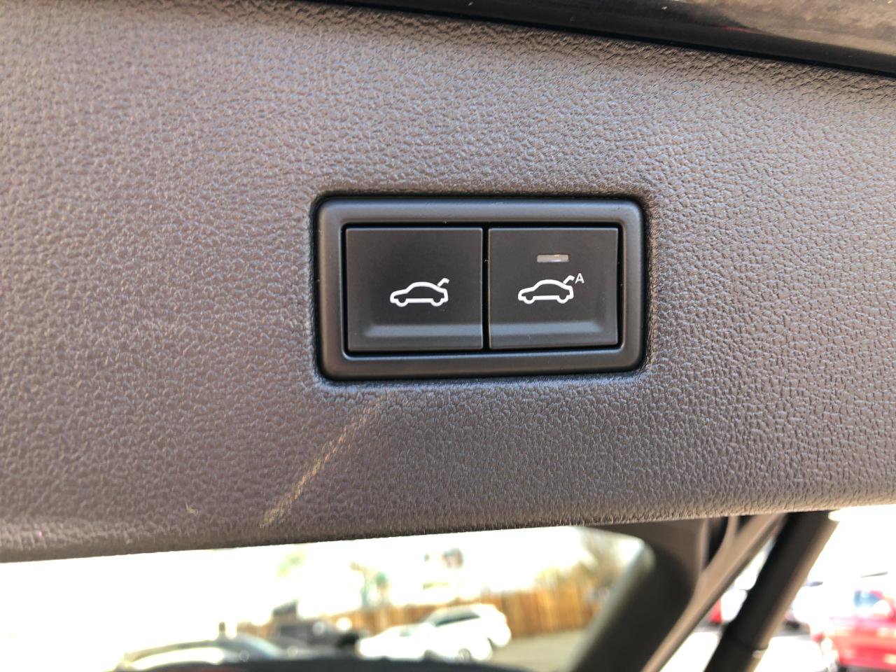 Used 2019 Volkswagen Tiguan SEL Premium image 32