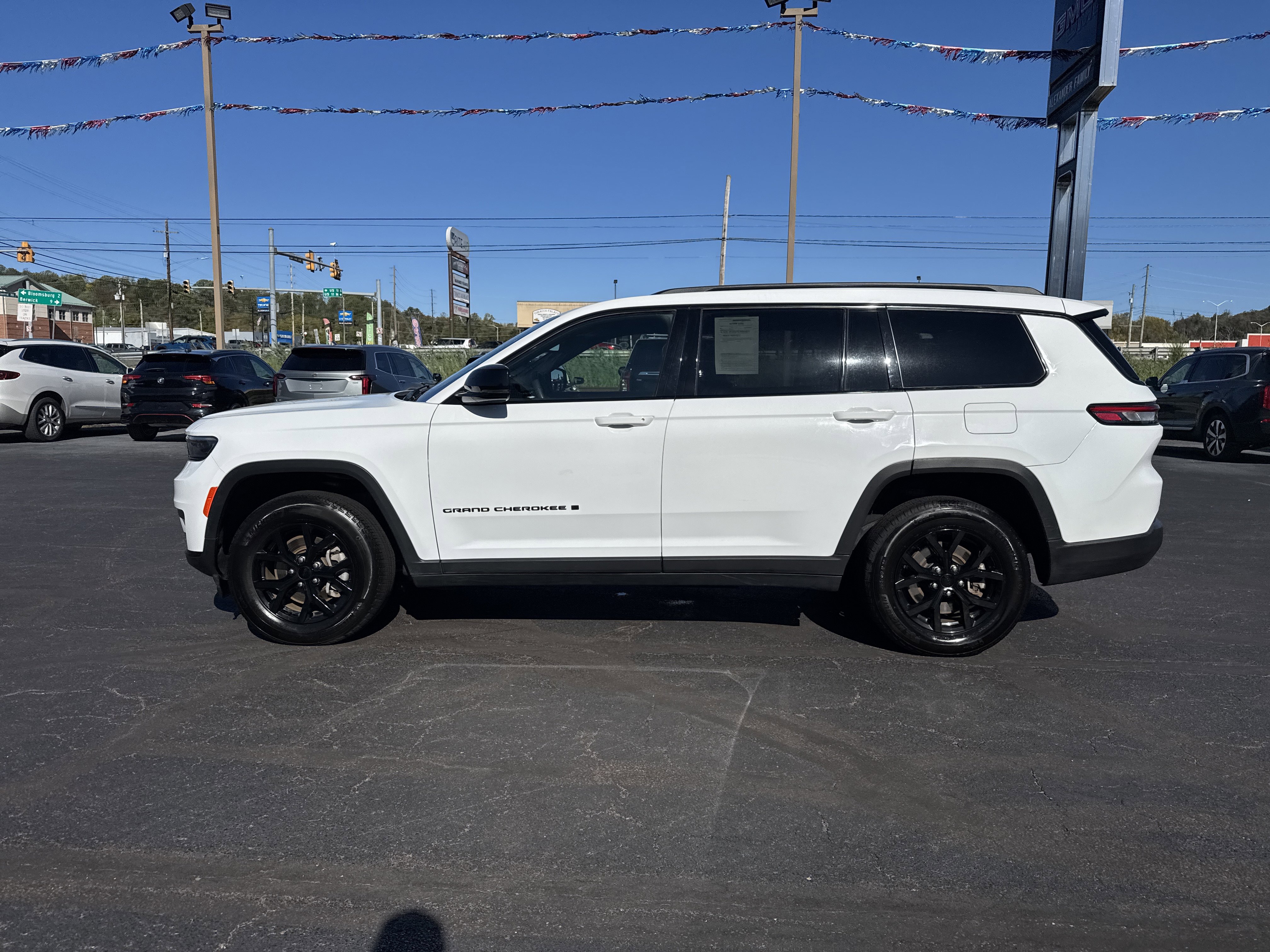 Used 2024 Jeep Grand Cherokee L Laredo image 7
