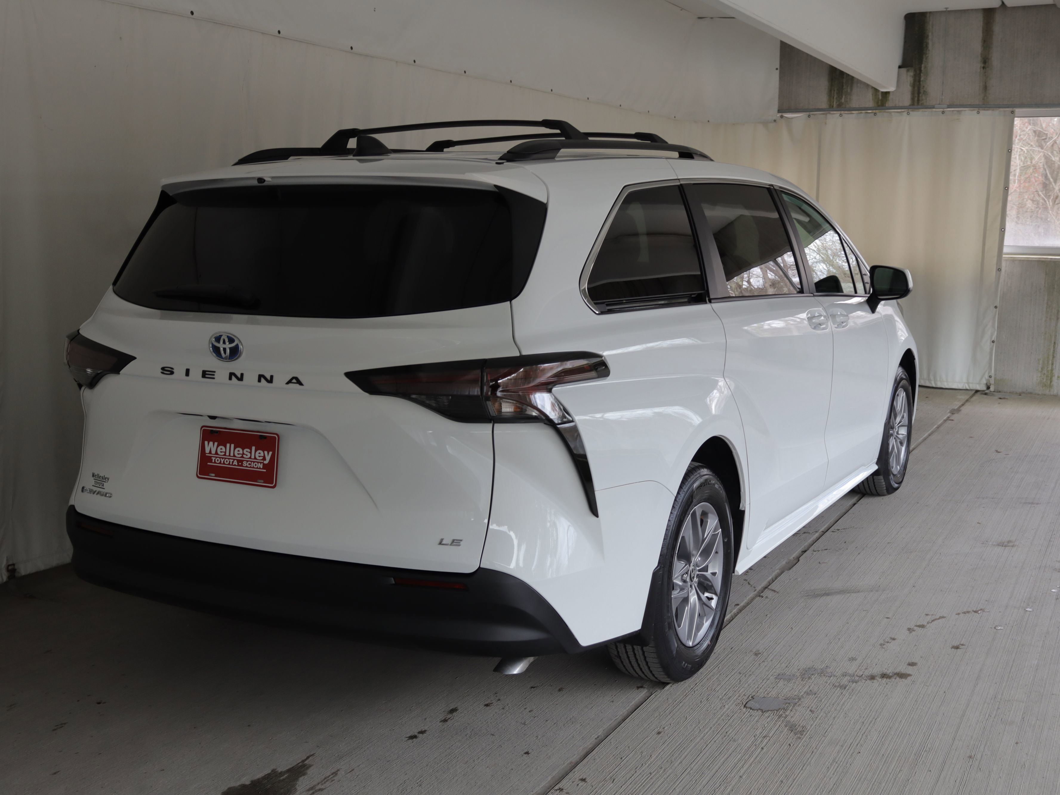 Used 2025 Toyota Sienna LE image 6