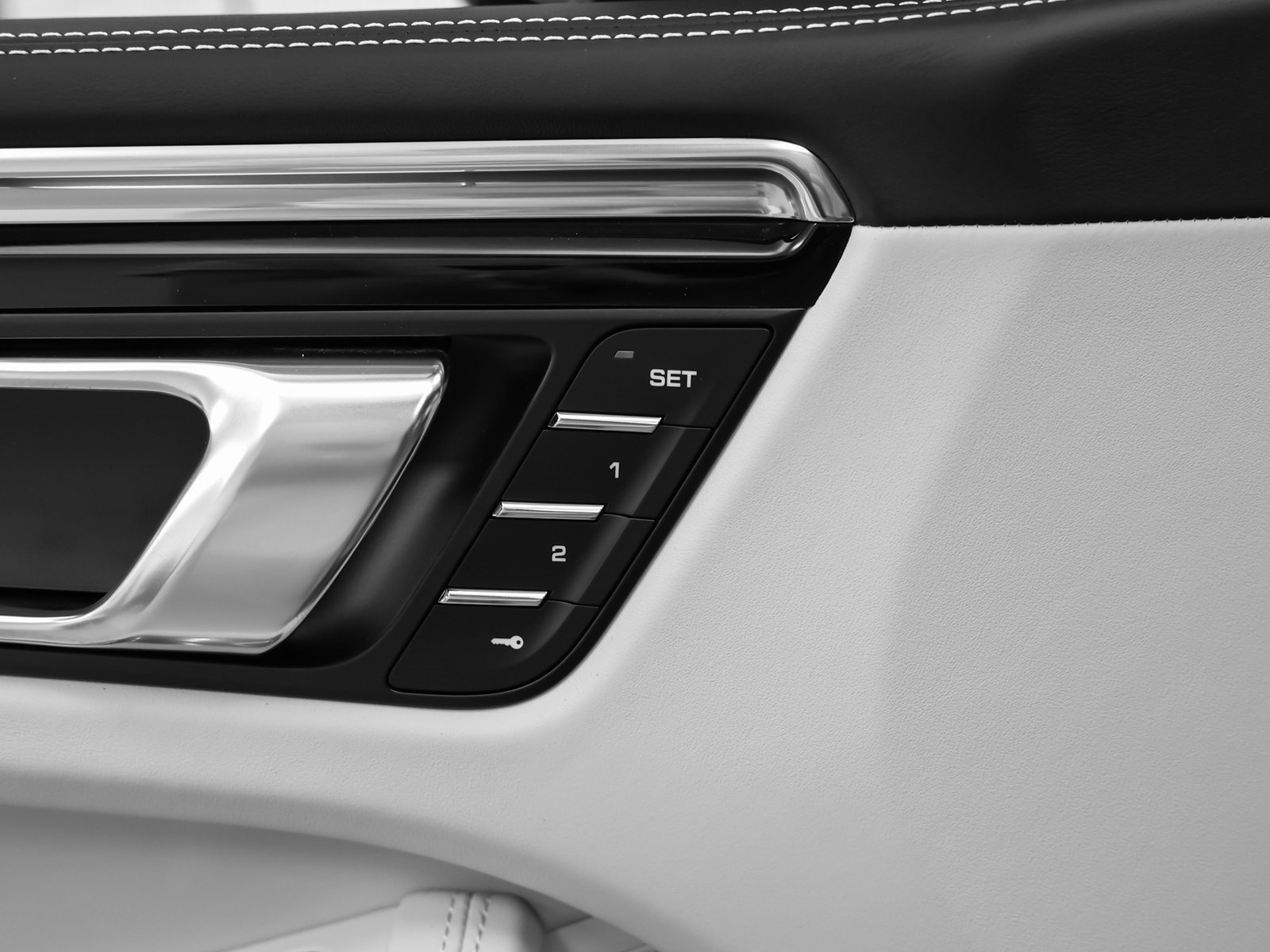 Used 2025 Porsche Macan image 26