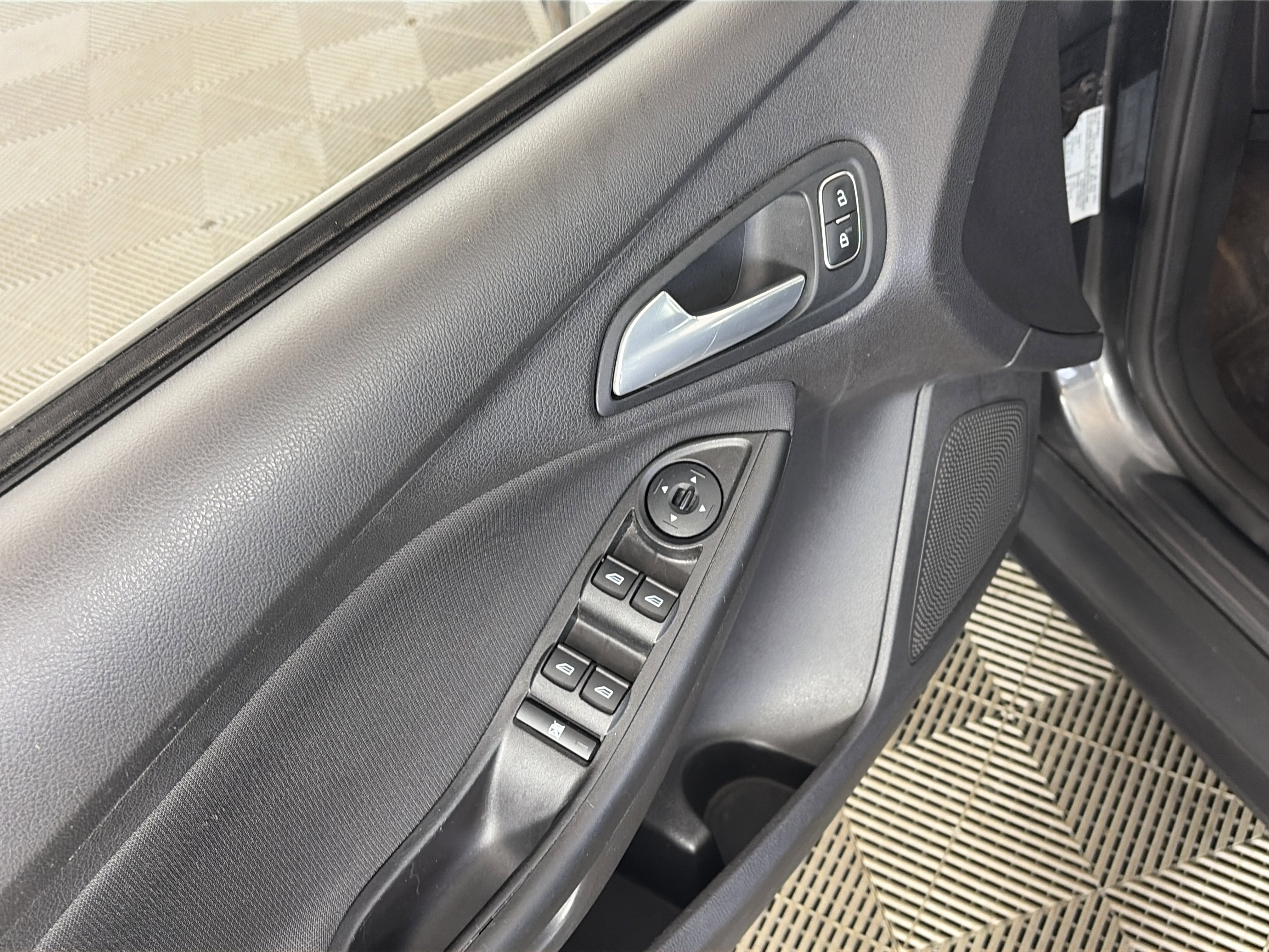 Used 2018 Ford Focus SE image 26