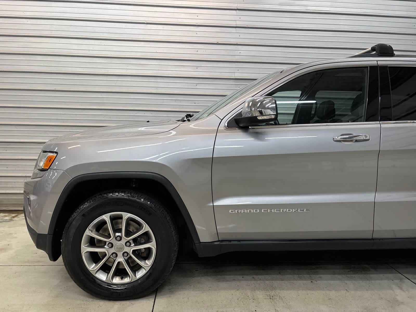 Used 2016 Jeep Grand Cherokee Limited w/ Luxury Group II AWD/4WD image 3