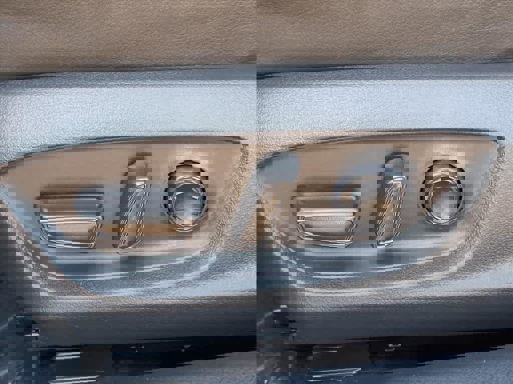 Used 2020 Toyota Camry XLE image 12