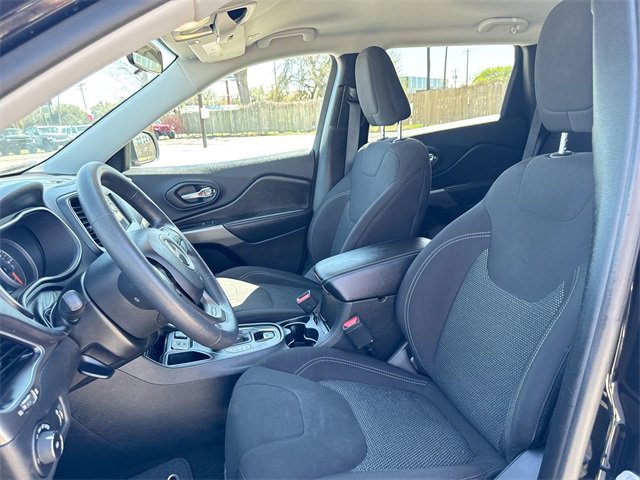 Used 2019 Jeep Cherokee Latitude w/ Popular Appearance Group image 17