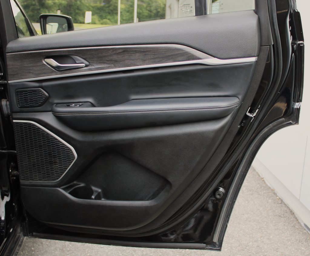 Used 2022 Jeep Grand Cherokee L Limited image 19