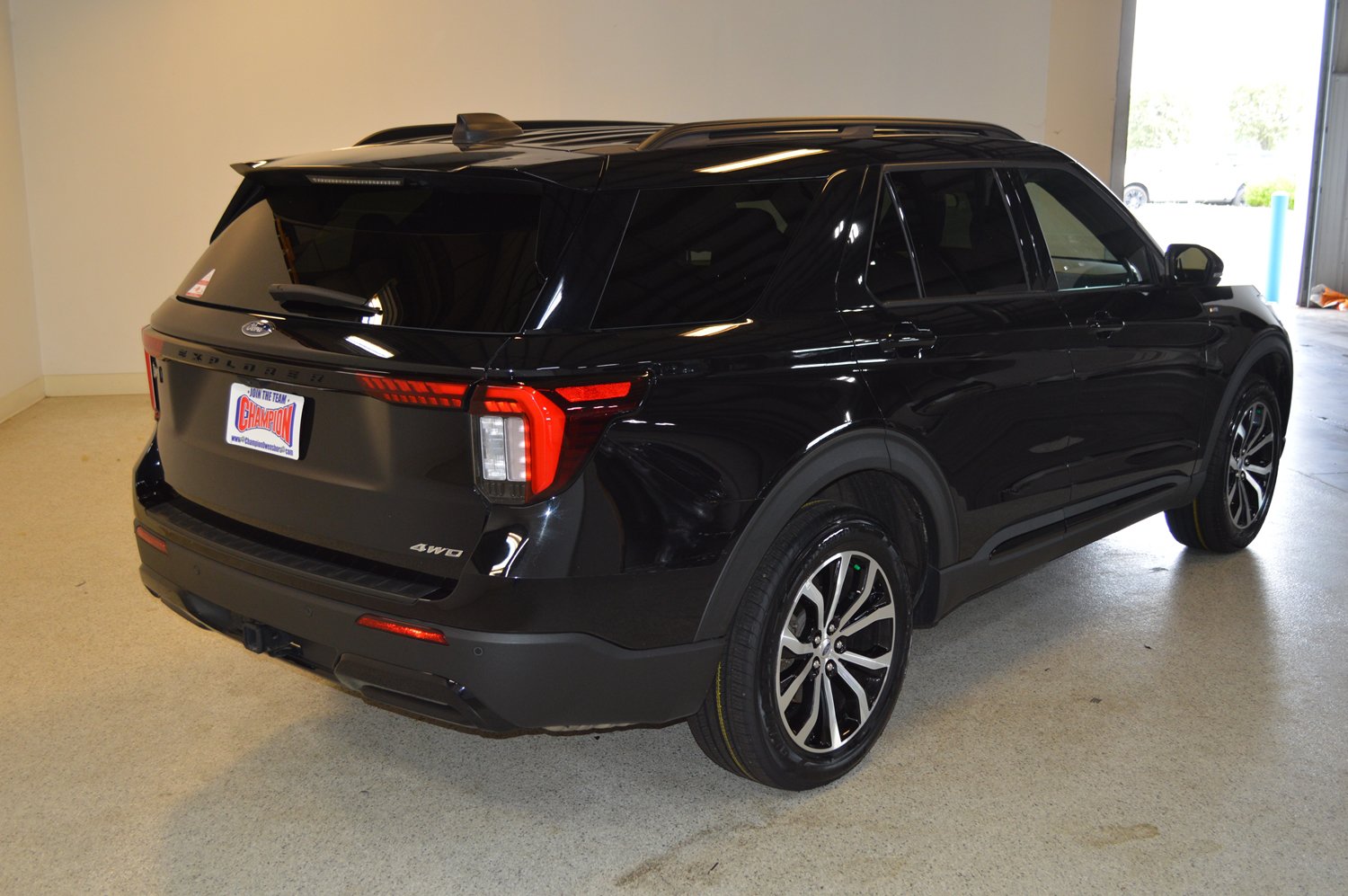 Used 2025 Ford Explorer ST-Line AWD/4WD image 3