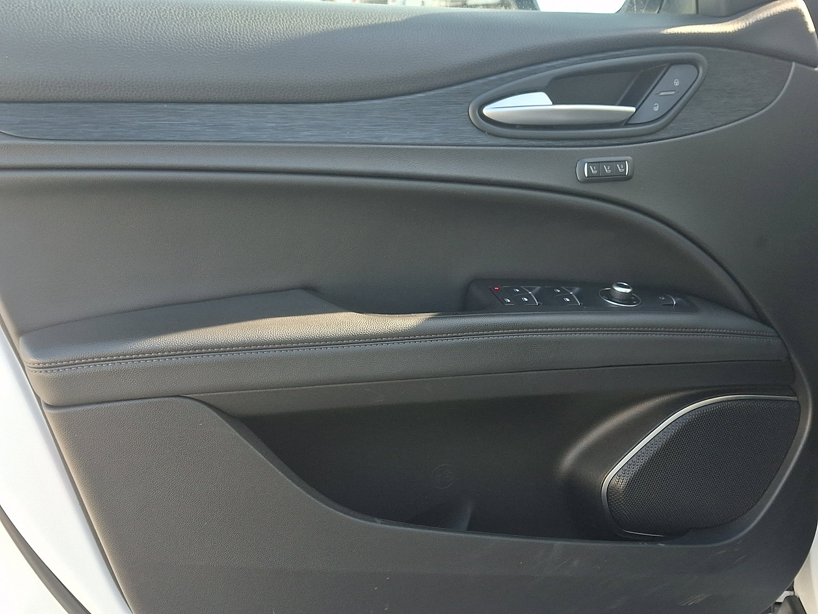 Used 2020 Alfa Romeo Stelvio AWD w/ Cold Weather Package image 12