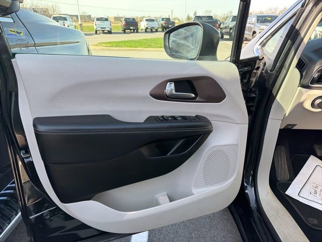 Used 2023 Chrysler Voyager LX FWD image 14