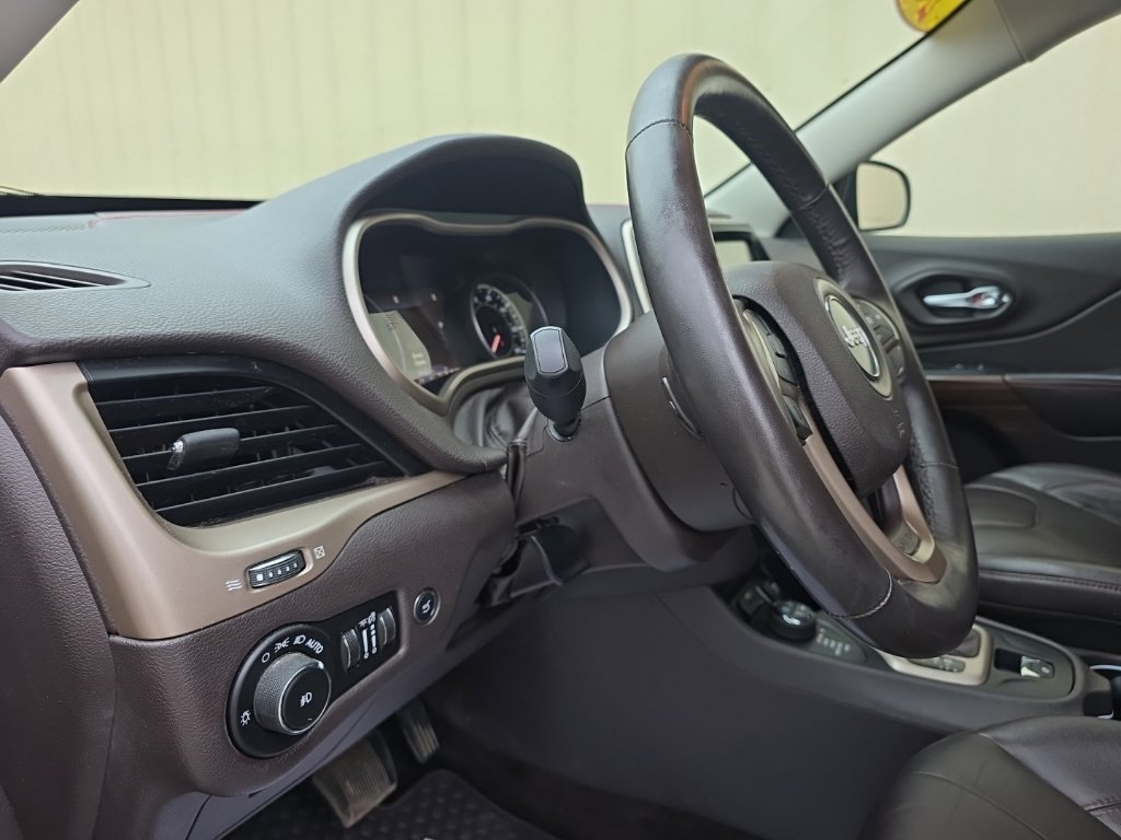 Used 2014 Jeep Cherokee Trailhawk w/ Comfort/Convenience Group AWD/4WD image 17