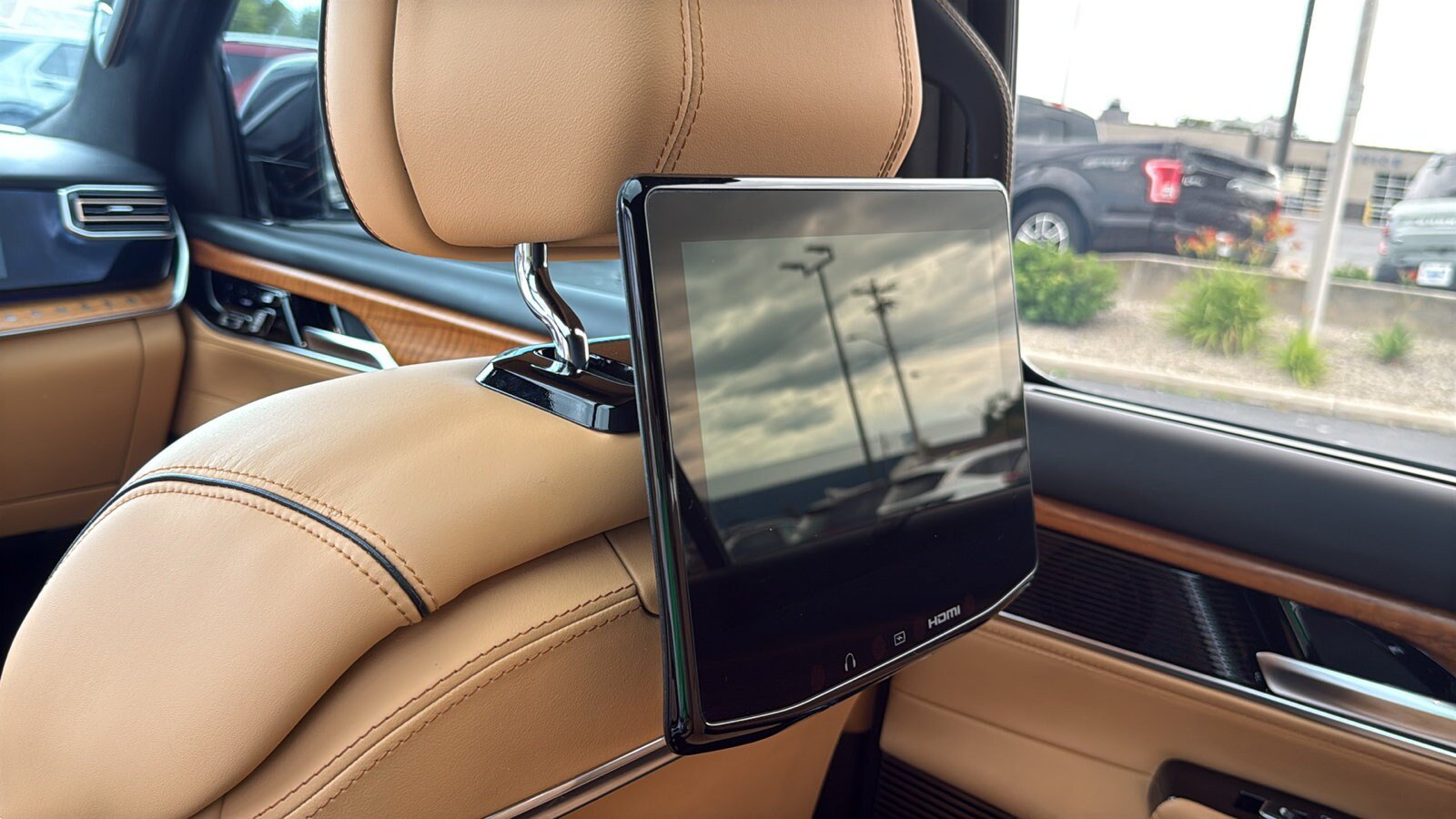 Used 2023 Jeep Grand Wagoneer L Series III w/ Rear Seat Video Group 1 AWD/4WD image 31