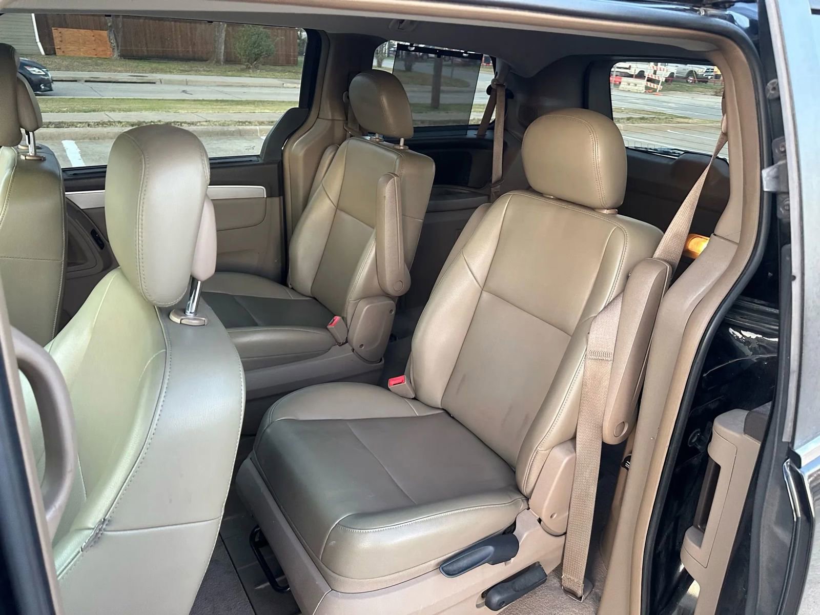 Used 2011 Volkswagen Routan SE image 14