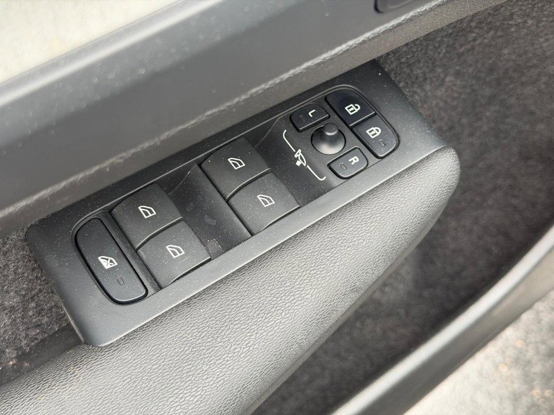 Certified 2025 Volvo XC40 B5 Plus AWD/4WD image 16