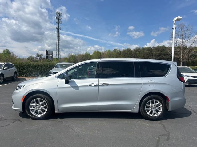Used 2024 Chrysler Pacifica Touring-L image 10
