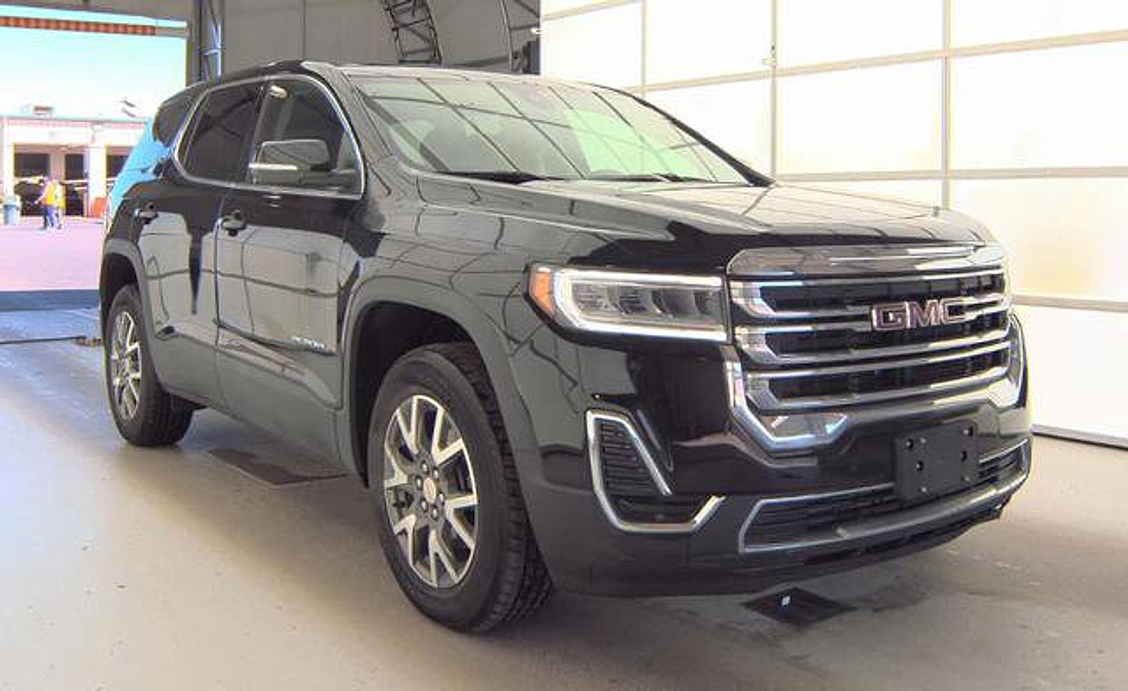 Used 2023 GMC Acadia SLE FWD image 3