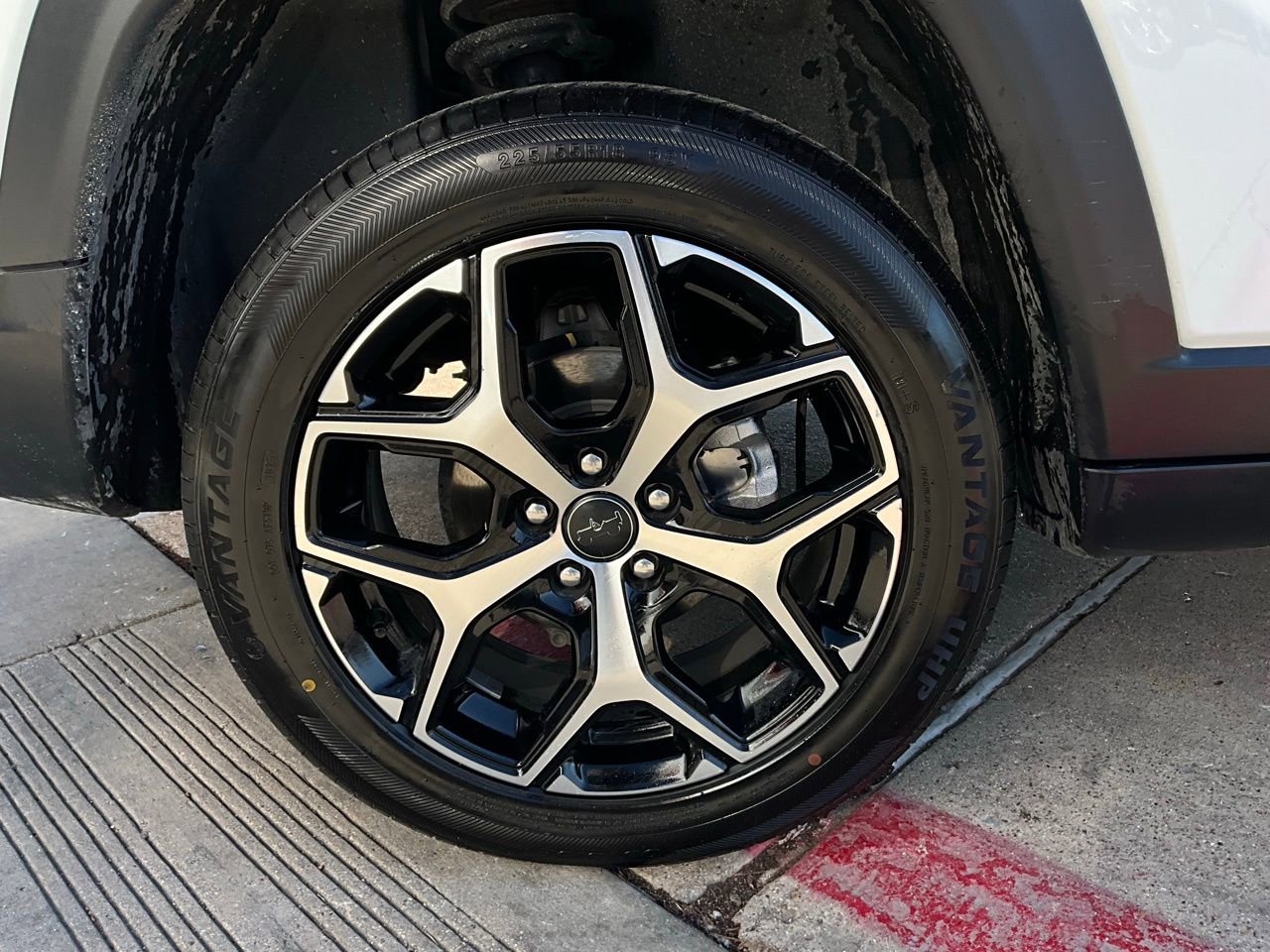 Used 2025 Jeep Compass Limited image 9