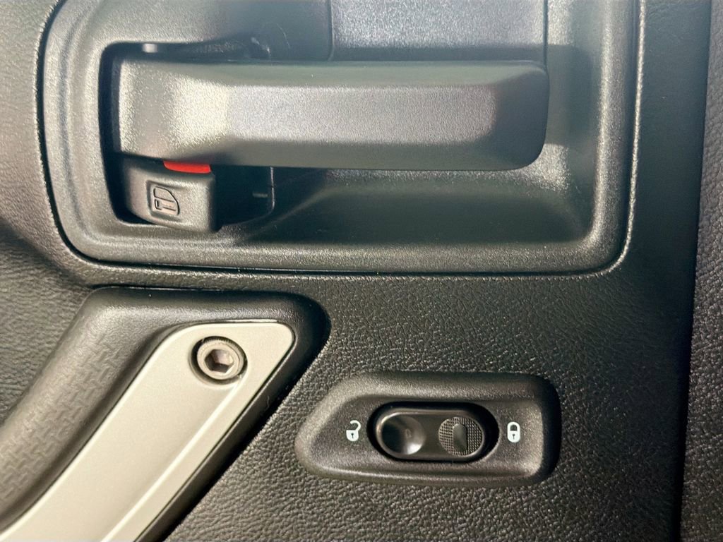 Used 2018 Jeep Wrangler Unlimited Sahara image 15