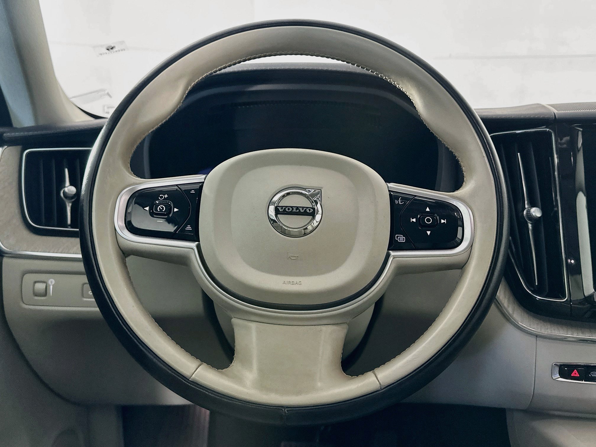 Used 2022 Volvo XC60 B5 Inscription w/ Advanced Package FWD image 18