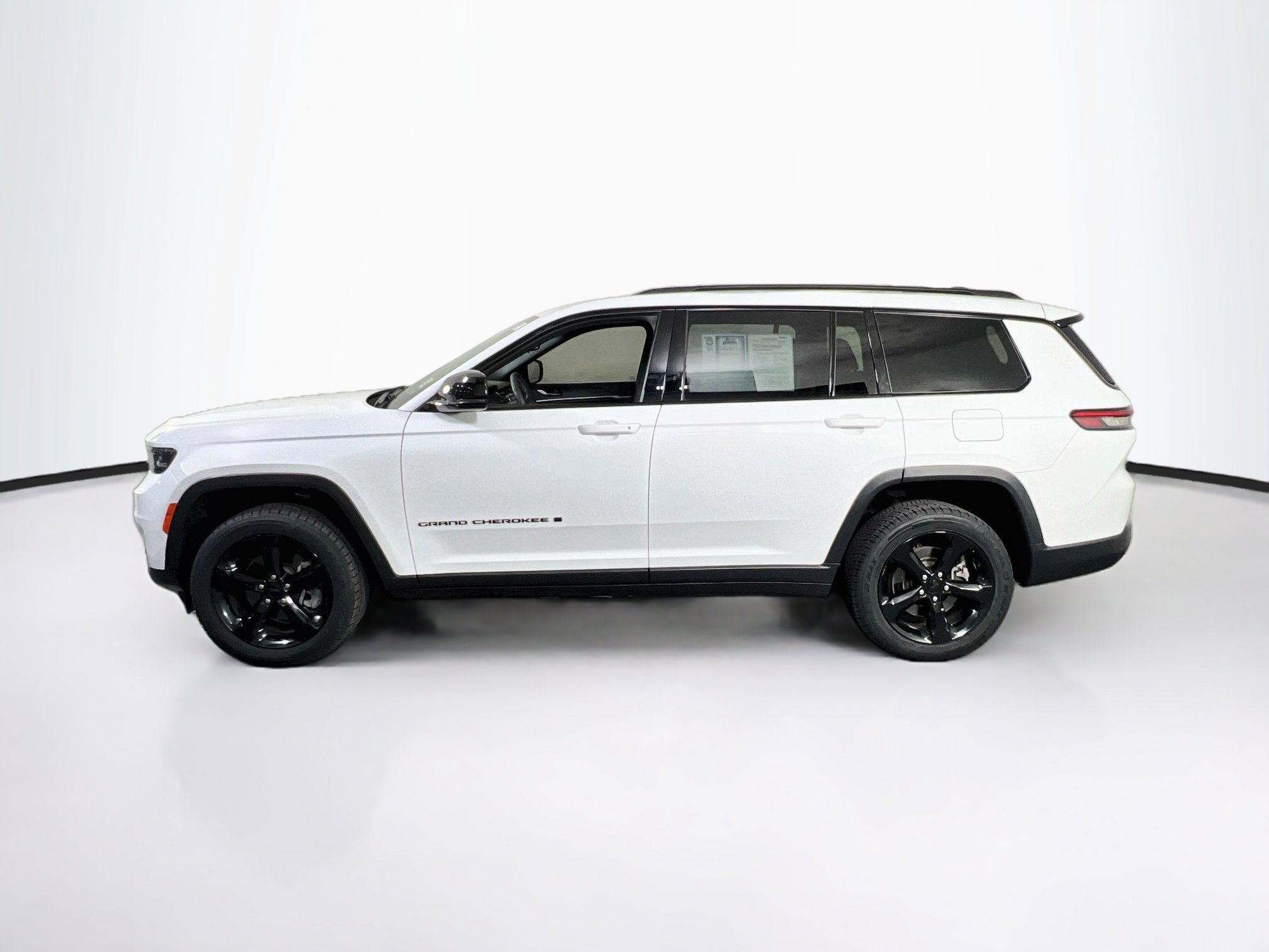 Used 2024 Jeep Grand Cherokee L Limited w/ Black Appearance Package AWD/4WD image 8