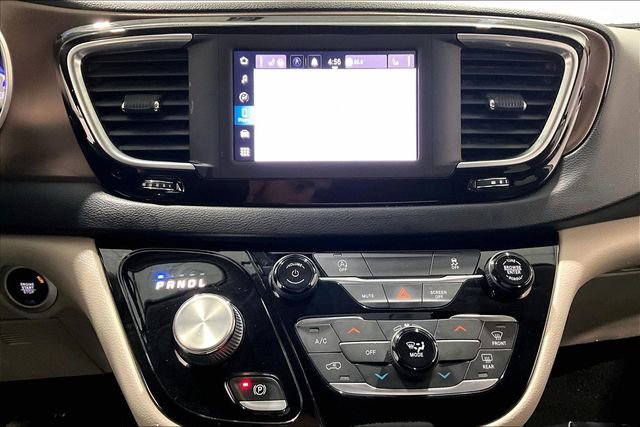 Used 2022 Chrysler Voyager LX image 15