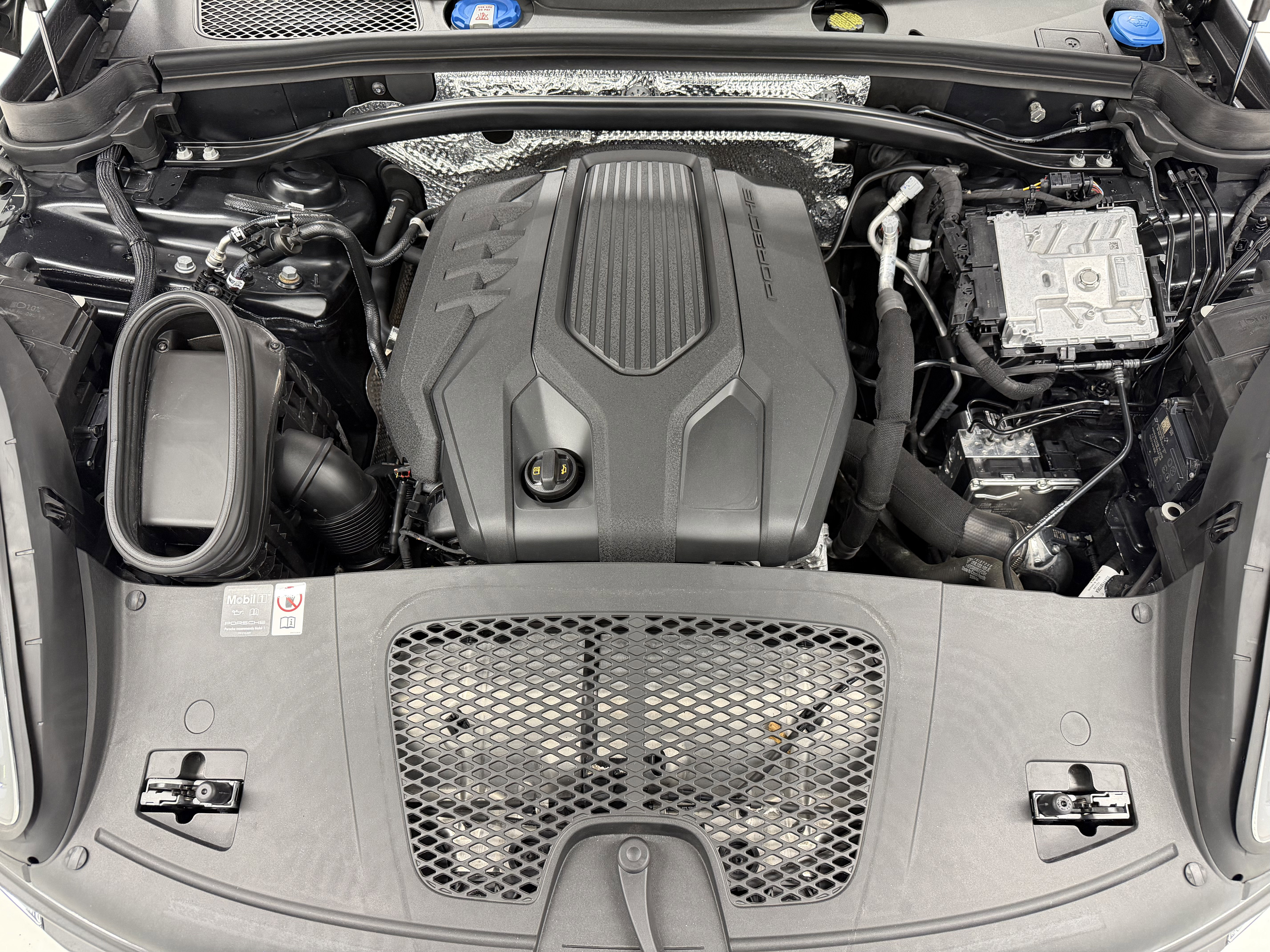 Certified 2025 Porsche Macan image 60