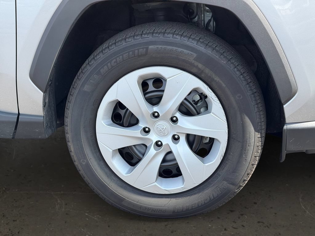 Used 2025 Toyota RAV4 LE AWD/4WD image 10