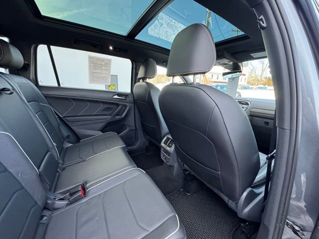 Certified 2022 Volkswagen Tiguan SEL R-Line image 24