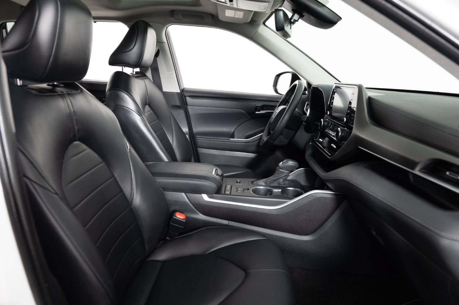 Used 2022 Toyota Highlander XLE FWD image 30