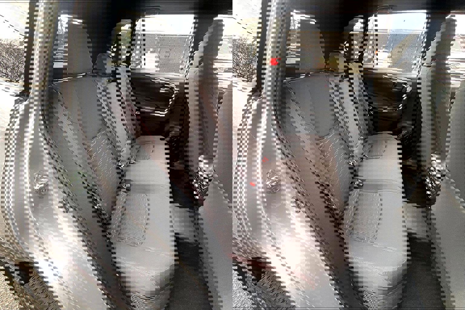 Used 2023 Toyota RAV4 SE image 32