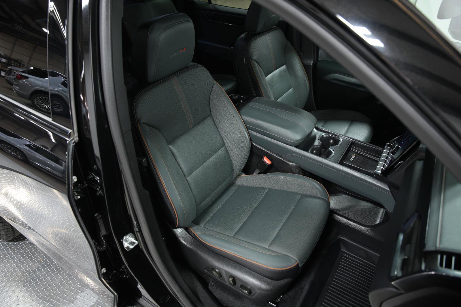 Used 2025 GMC Acadia AT4 image 22