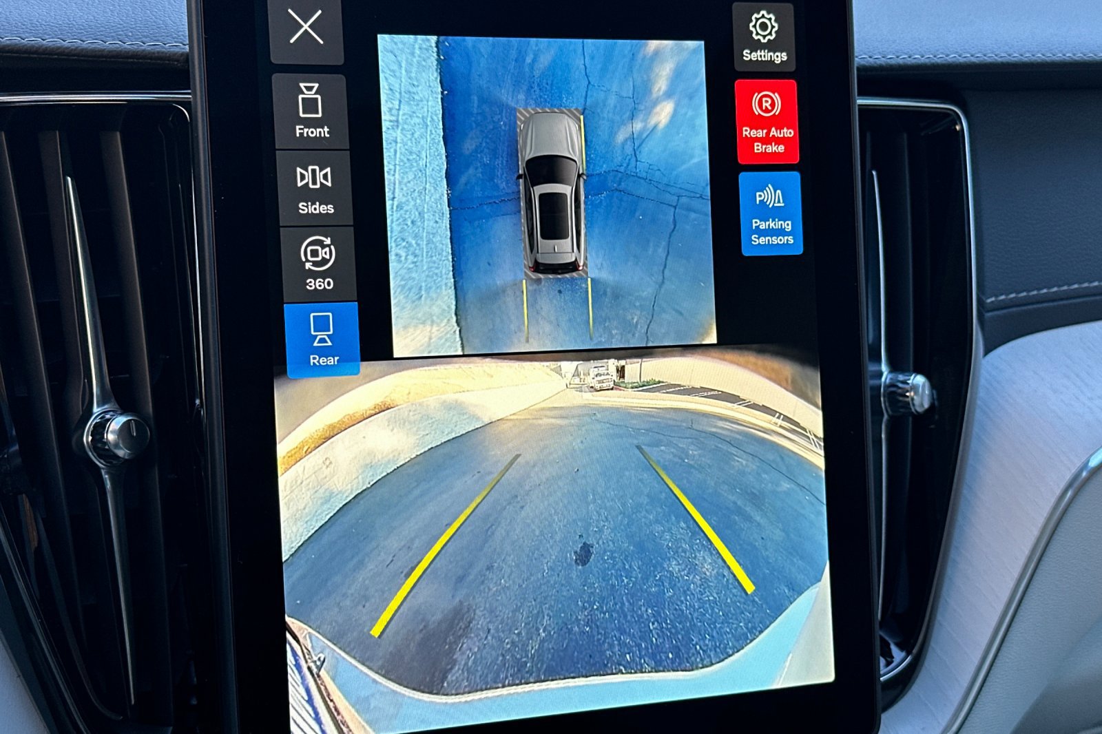 New 2026 Volvo XC60 B5 Ultra w/ Climate Package image 17