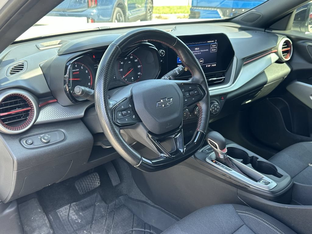 Used 2025 Chevrolet Trax RS FWD image 21
