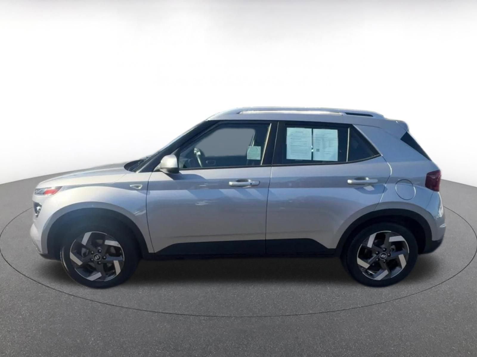 Used 2025 Hyundai Venue SEL FWD image 9
