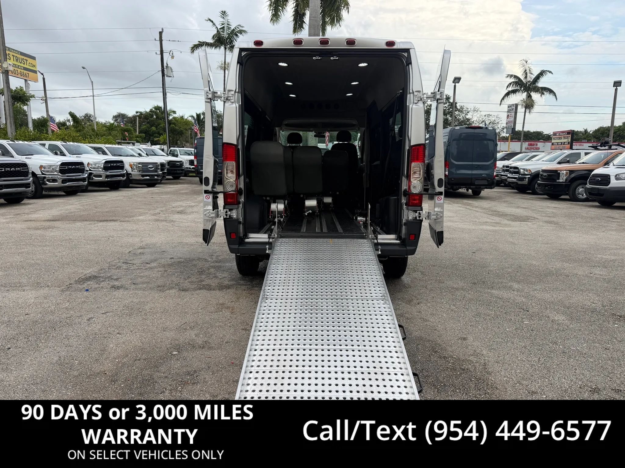 Used 2017 RAM ProMaster 2500 w/ Premium Appearance Group FWD image 1