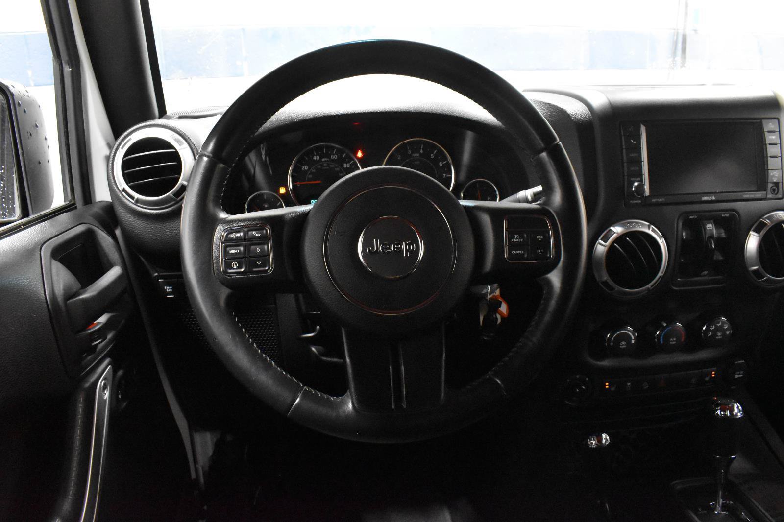 Used 2015 Jeep Wrangler Unlimited Rubicon w/ Connectivity Group AWD/4WD image 8