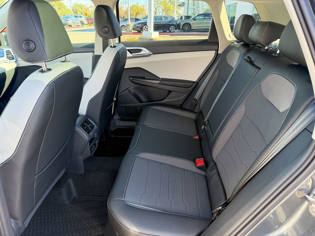 New 2026 Volkswagen Taos SE image 22