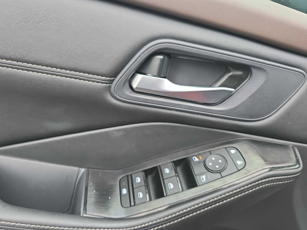 Used 2023 Nissan Rogue SV w/ SV Premium B Package image 19