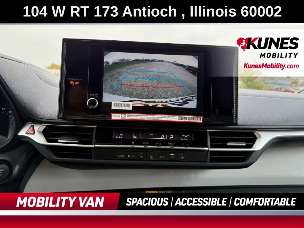 Used 2025 Toyota Sienna LE image 36