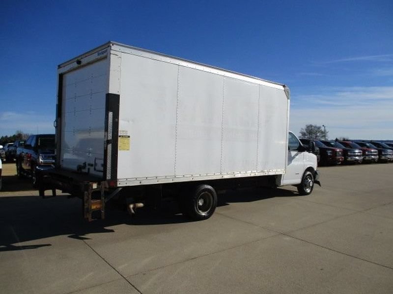 Used 2017 Chevrolet Express 4500 Extended RWD image 5