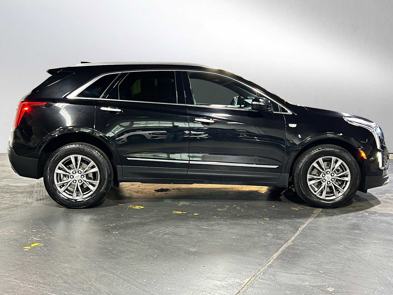 Used 2023 Cadillac XT5 Premium Luxury AWD/4WD image 2