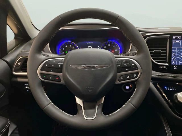 Used 2026 Chrysler Pacifica Limited FWD image 13