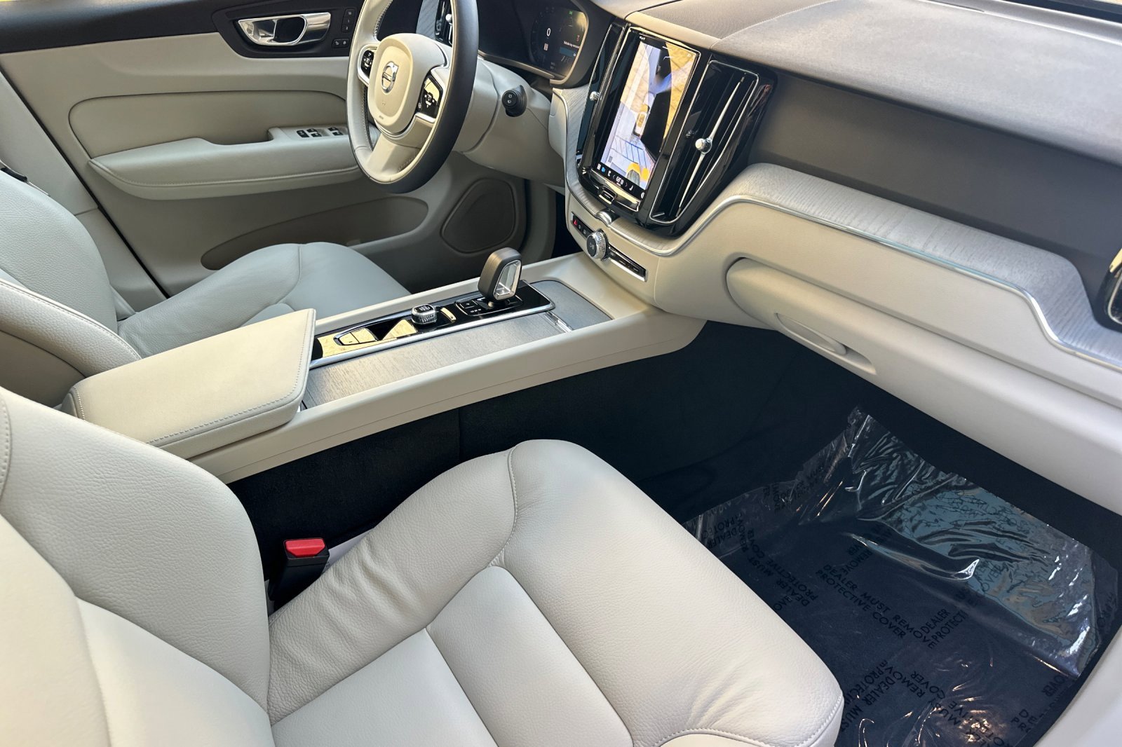 Certified 2025 Volvo XC60 T8 Plus w/ Protection Package Premier image 17